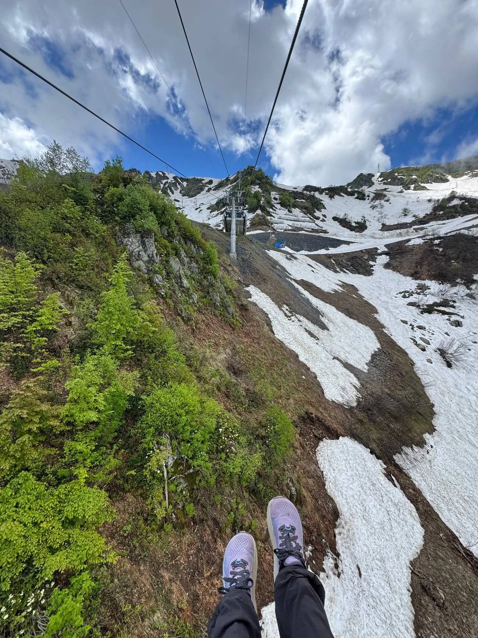 🏔 Канатные дороги «Альпики» снова в работе!

Можно подняться на высоту 2256м, к Приюту Ветров, с од