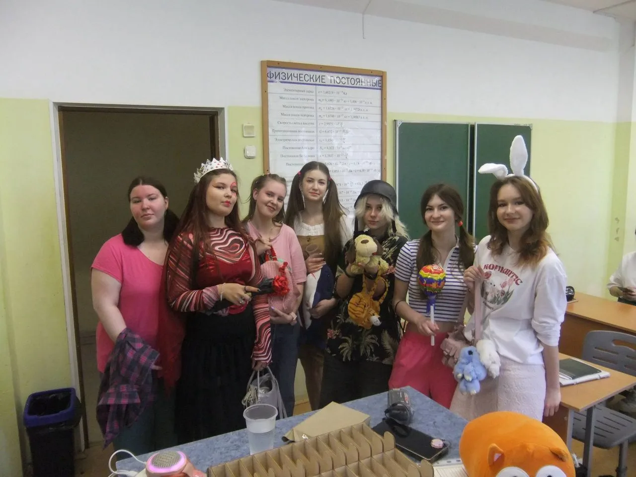 🧸 Накануне Последнего звонка в школе прошёл День детства!  🤭 В этот день 11-классники на время верну