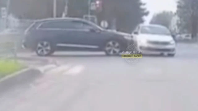 ⭕ «Обошлось без пострадавших»: момент нелепой аварии на пересечении Ильича — Дзержинско...