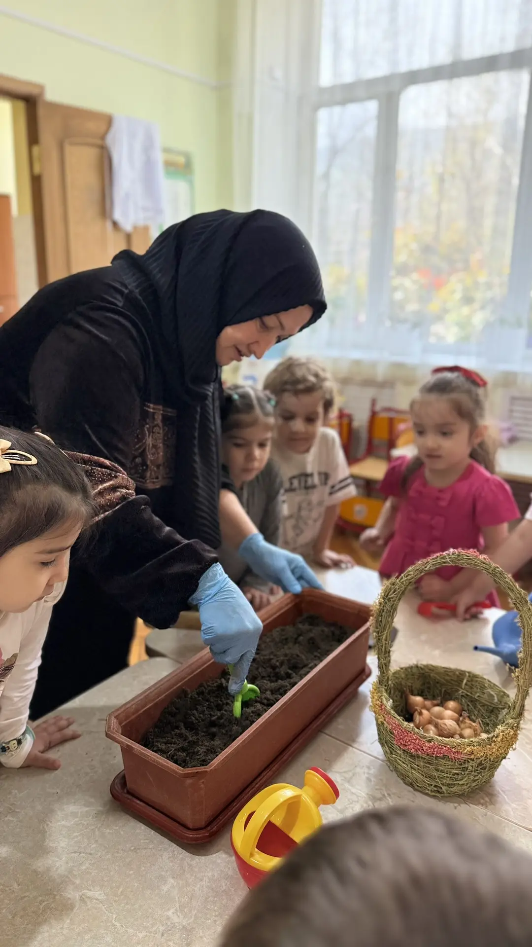 🌱«Огород на подоконнике»Сегодня мы вместе с ребятами провели посадку лука. 
Смотрите, как увлечены 
