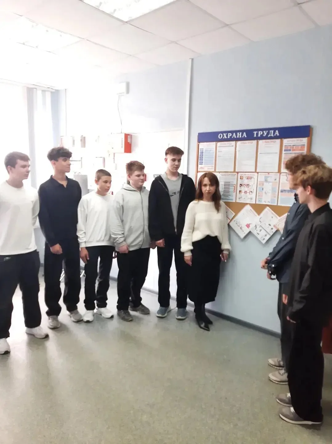📋28 апреля, во Всемирный день охраны труда, директор школы Н.Д. Митькова и специалист по охране труд