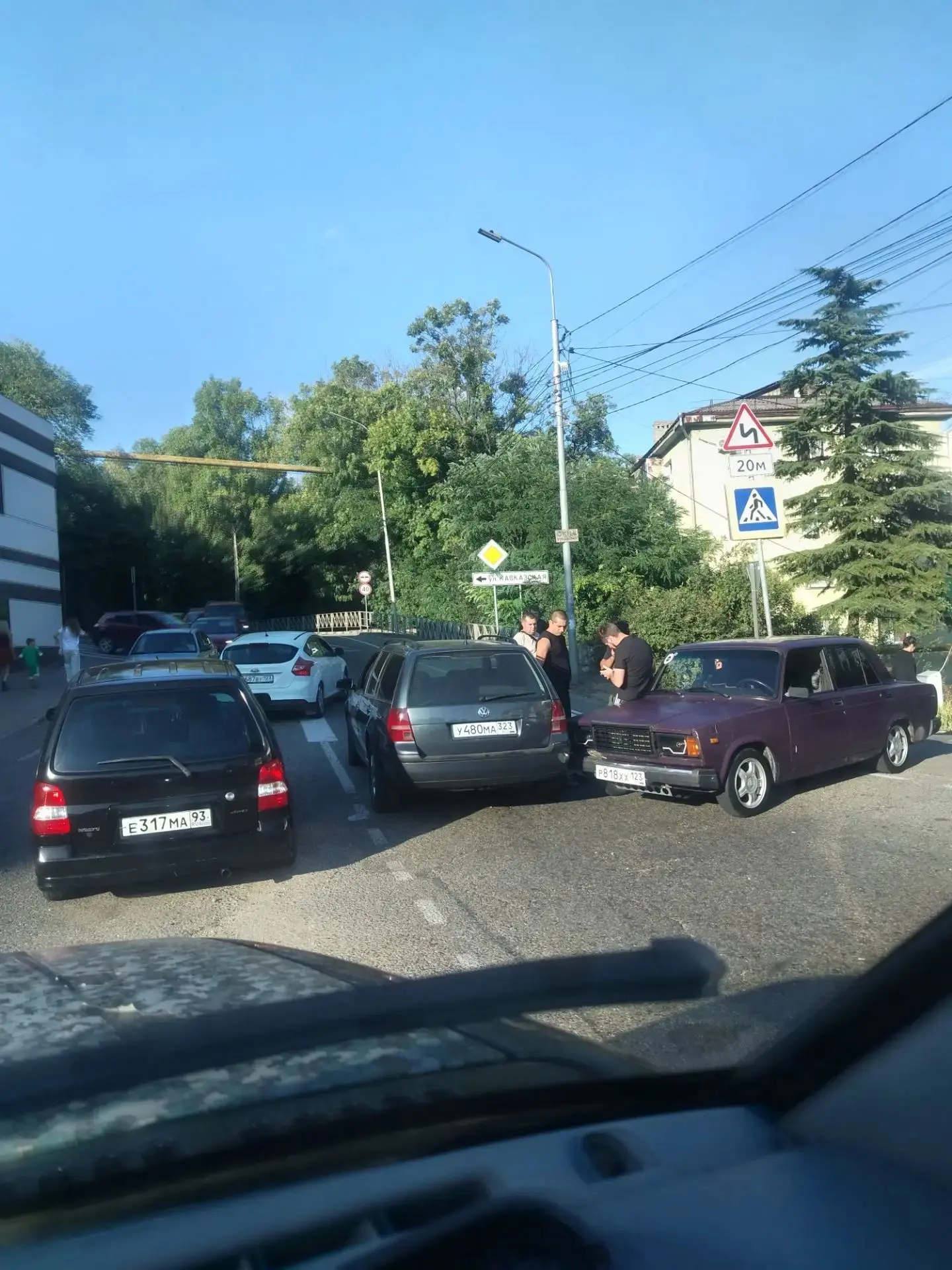 🚗 На Уральской — авария, движение начинает вставать