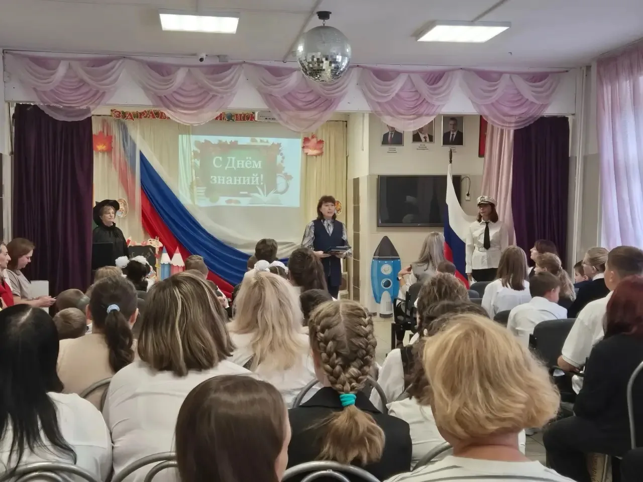 📚 Старт дан! В главном корпусе прошла торжественная линейка для самых юных учеников