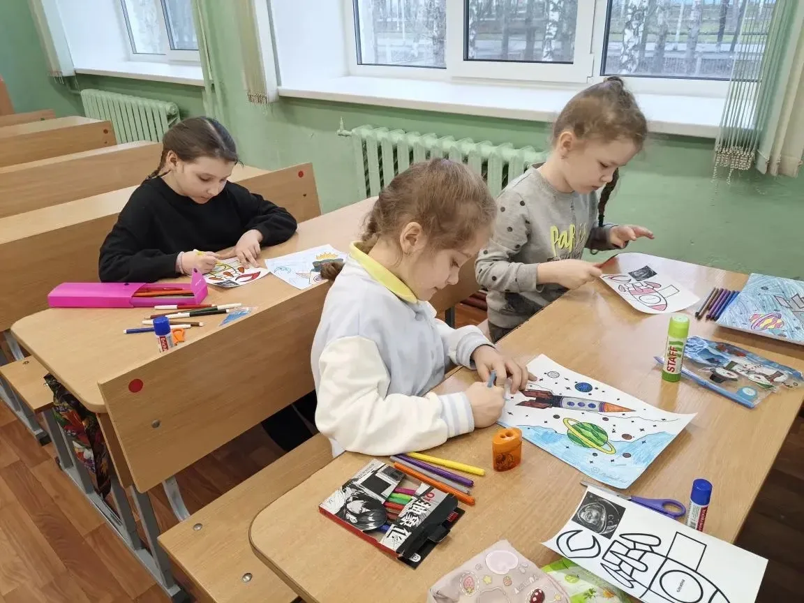 🚀 9 апреля ребята 2Д класса, 2 корпуса (классный руководитель Лазарева Н.П.) отметили 65‑летие перво