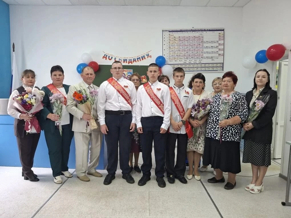 26 мая в МКОУ Листопадовской СОШ им. академика М. Я. Студеникина (с. Кутки) прозвенел последний звон