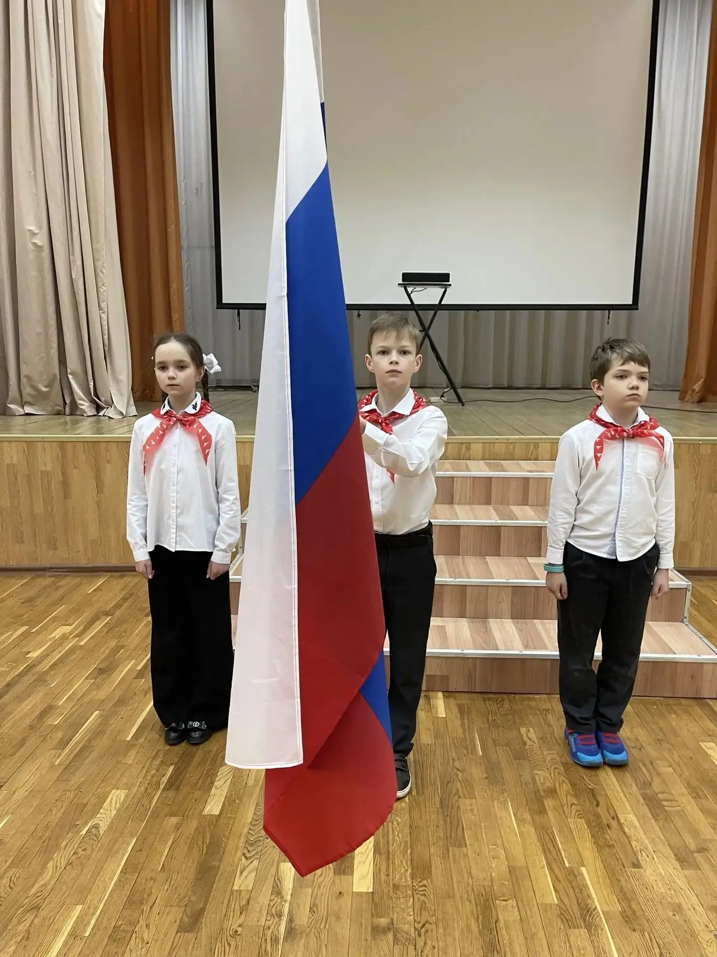 Сегодня в нашей школе прошла торжественная церемония выноса Флага Российской Федерации 🇷🇺  Все ребят