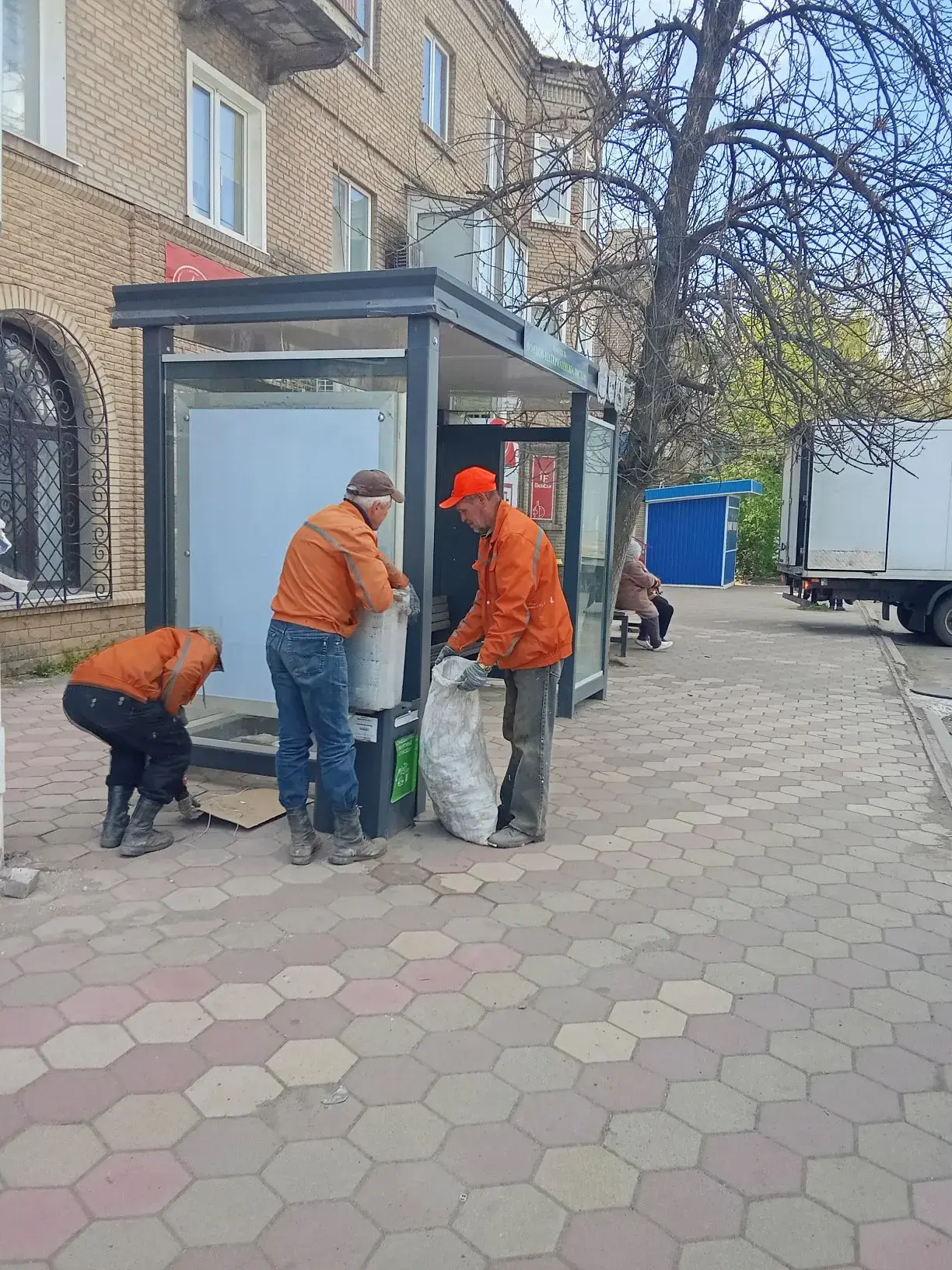 Городские службы работают над улучшением облика наших улиц