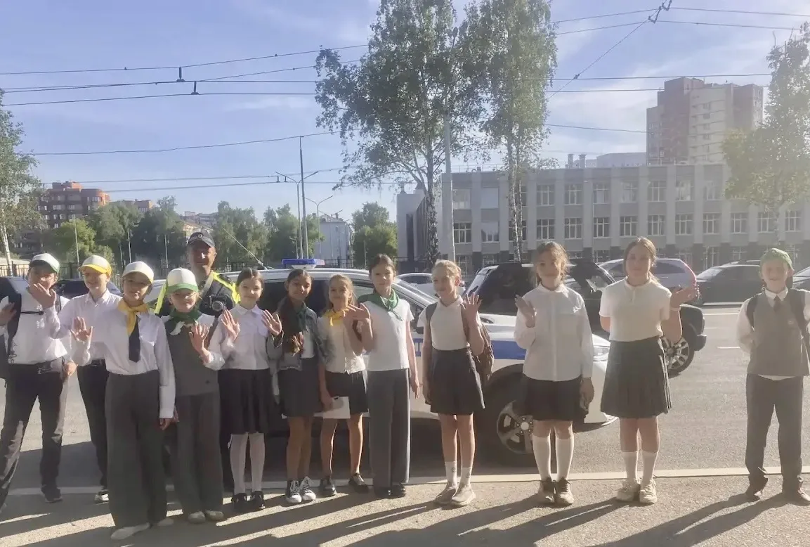 🚦Сегодня ребята из отряда ЮИД совместно с сотрудниками ГИБДД в рамках профилактического мероприятия 