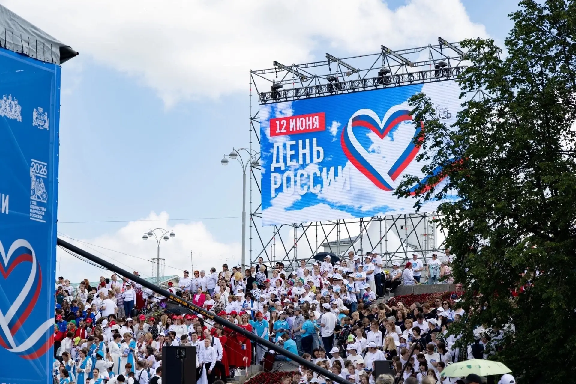 В Историческом сквере прошла традиционная ежегодная акция «Хором славим Россию и город!...