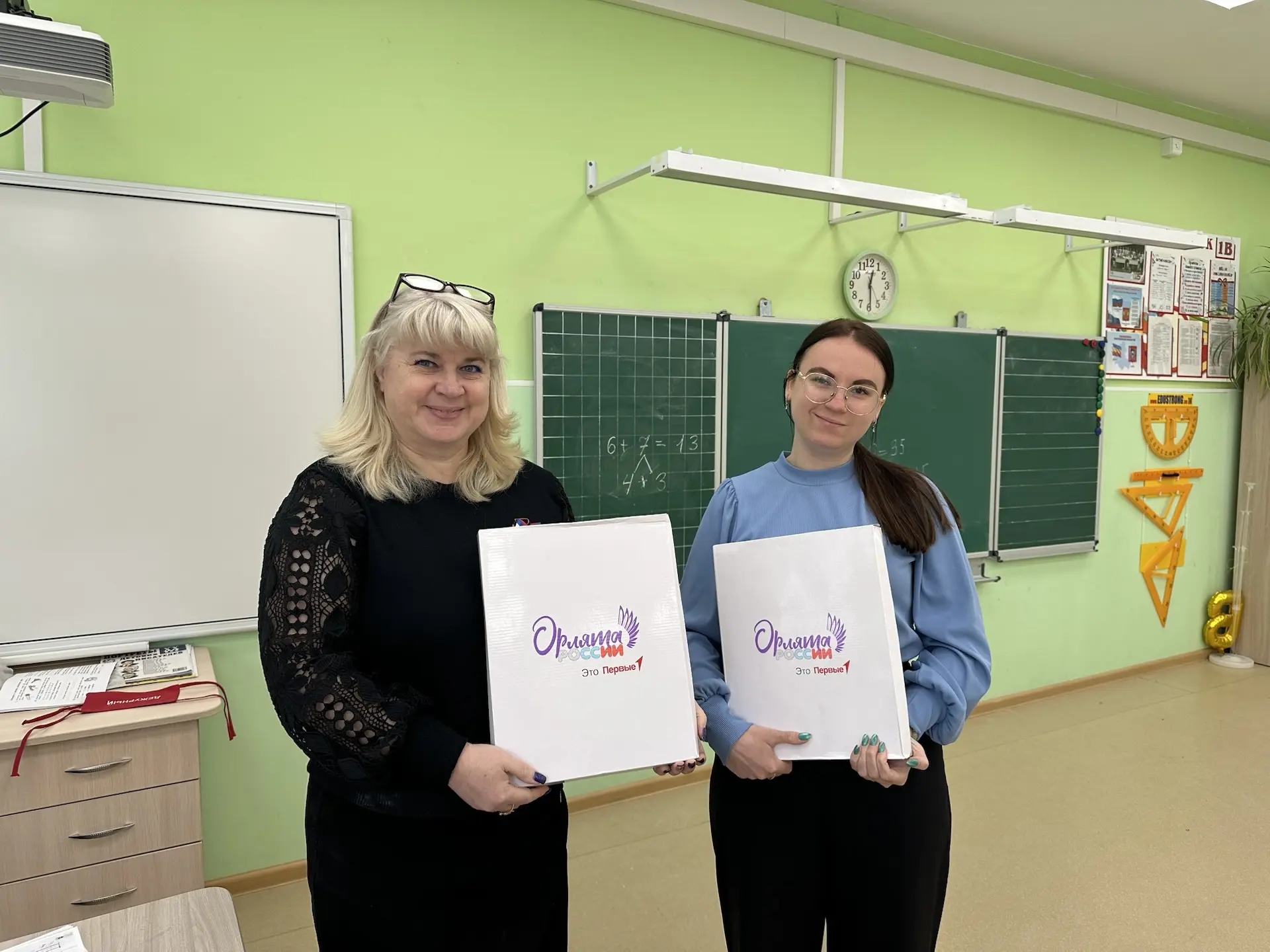 📢 Классные руководители начальных классов получили уникальные папки-сумки «Орлята России».  💼 Учител