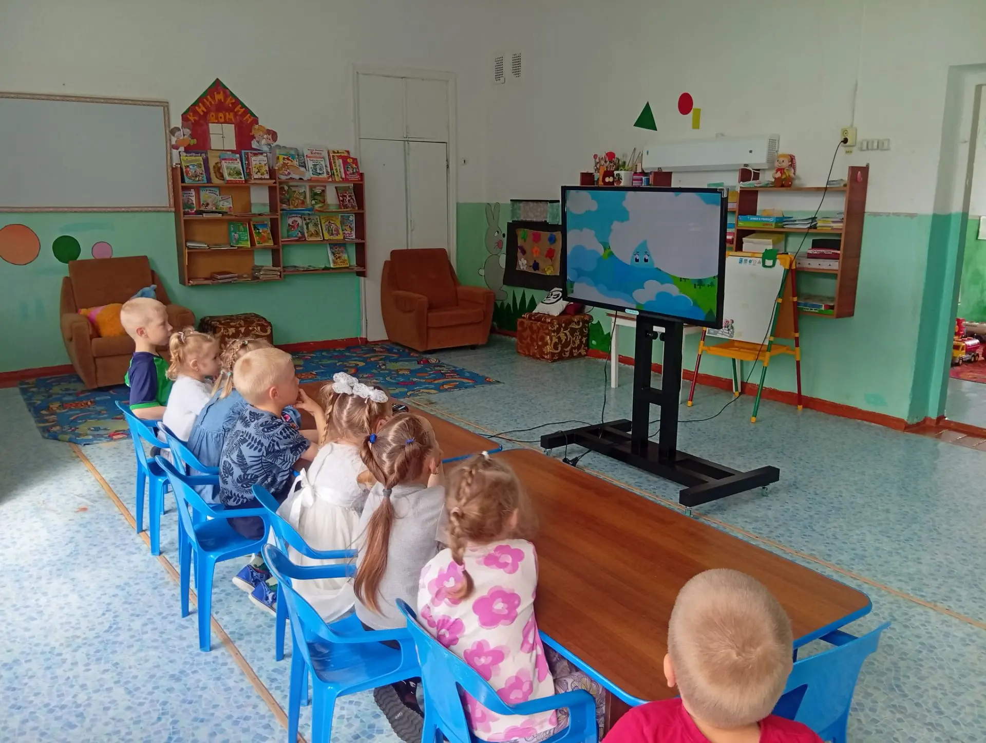 "День воды" сегодня прошел в нашем детском саду. С дошколятами были проведены беседы «Поскорее кран 