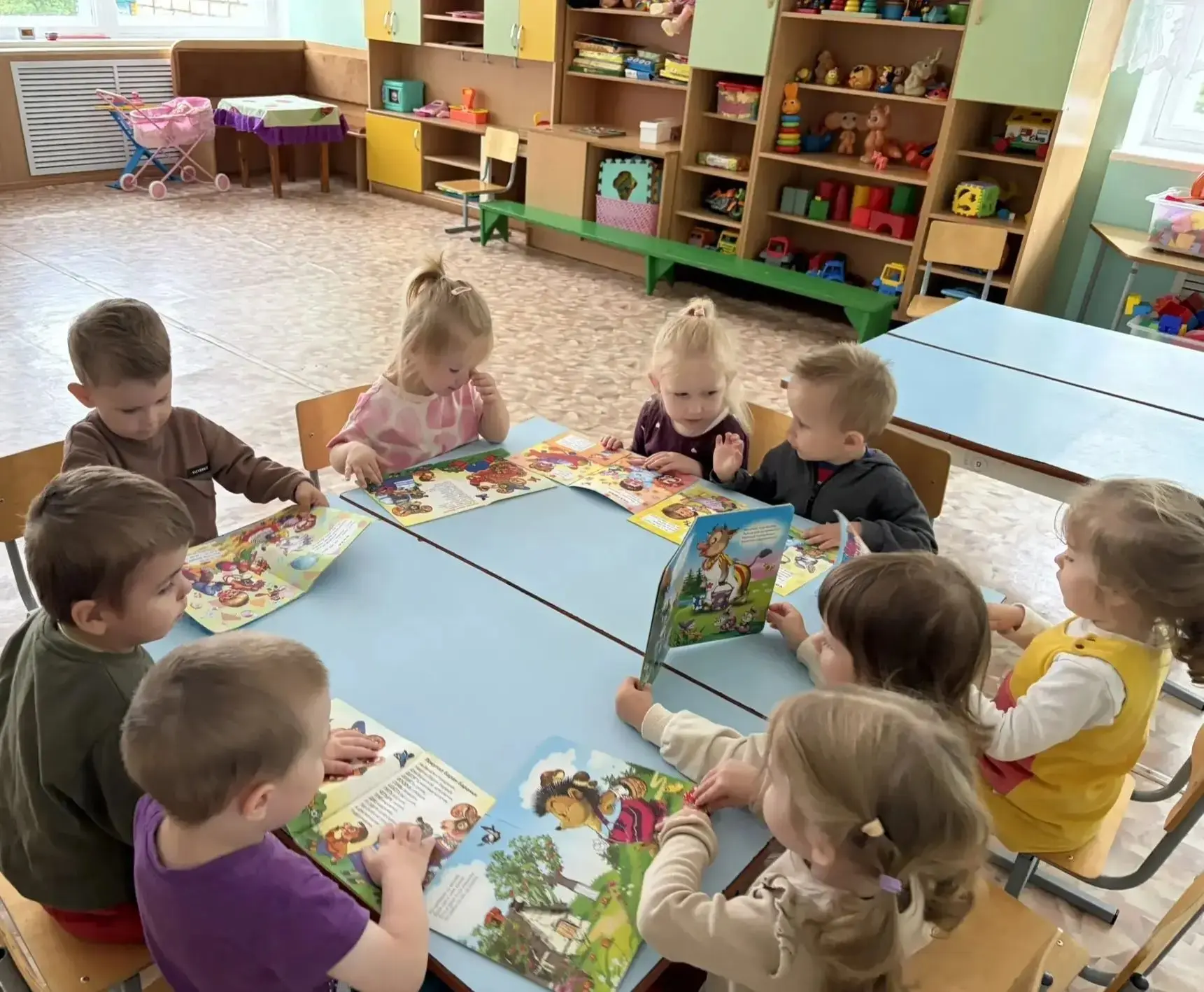 Сегодня в младшей группе прошел тематический день, посвященный единому дню фольклора в России.
Мален