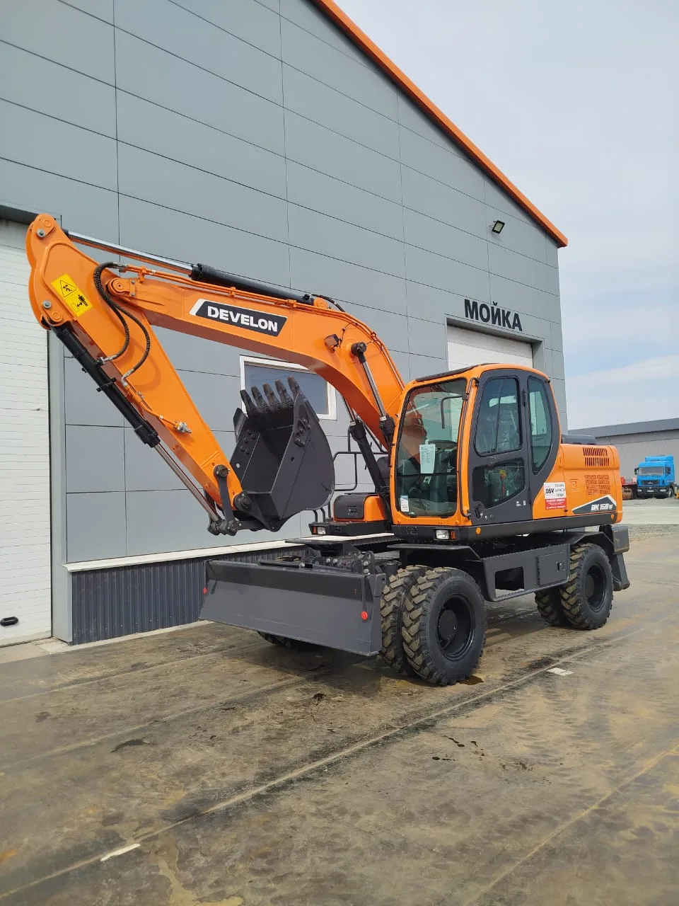 Колесный экскаватор DEVELON DX150W-7B