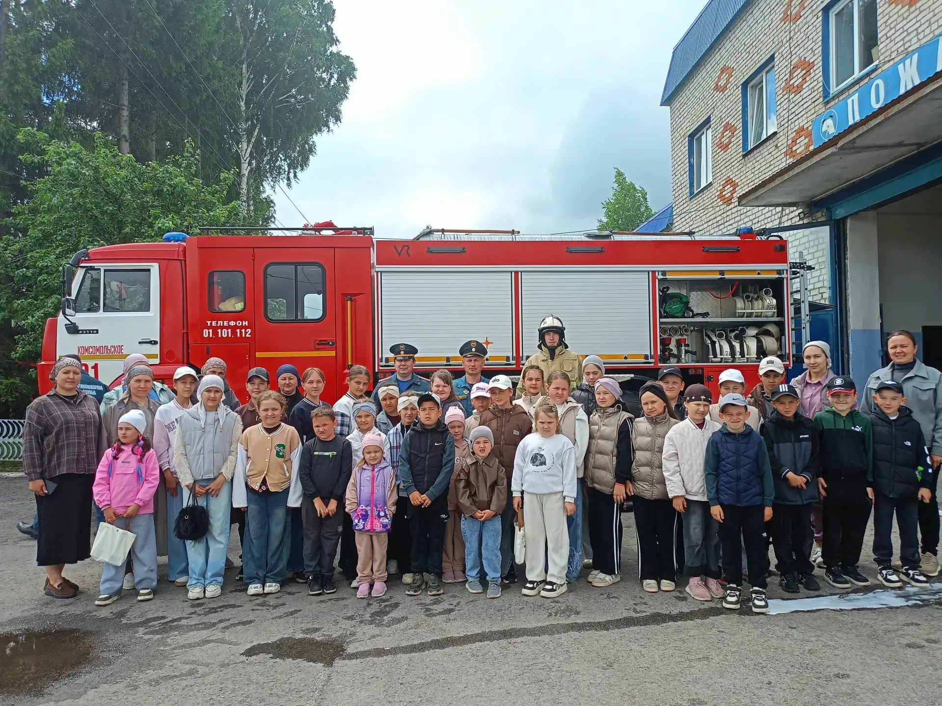 🚒 День в пожарной части! 🔥Сегодня наши ребята из пришкольного лагеря «Радуга» побывали в гостях у 
