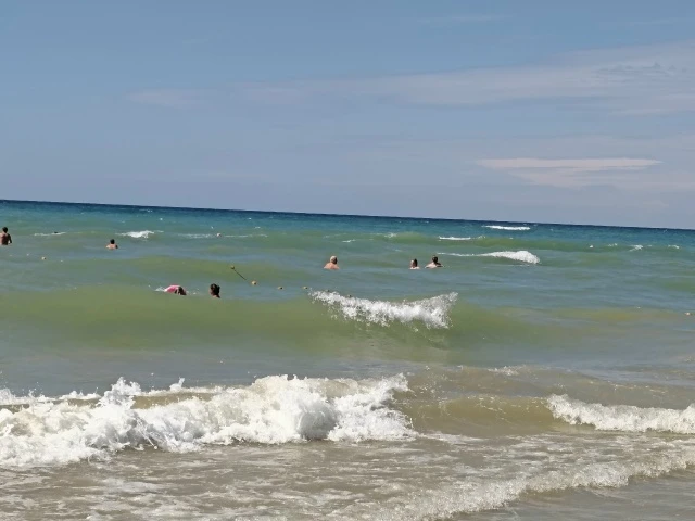 Сегодня купание в море запрещено. Об этом видно по морю и по красным флагам. Волны, ещё...