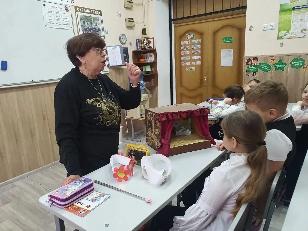 О ДНЕ ТЕАТРА   ✏️26 марта  во 2 "Г" классе прошло мероприятие ко Всемирному Дню Театра, организованн