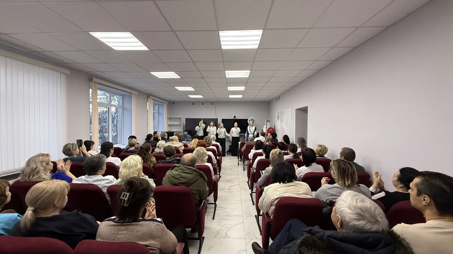 ✨ Вместо утренней планерки сегодня в нашей ЦРБ царила праздничная атмосфера!  🎉    🎄Коллектив больни