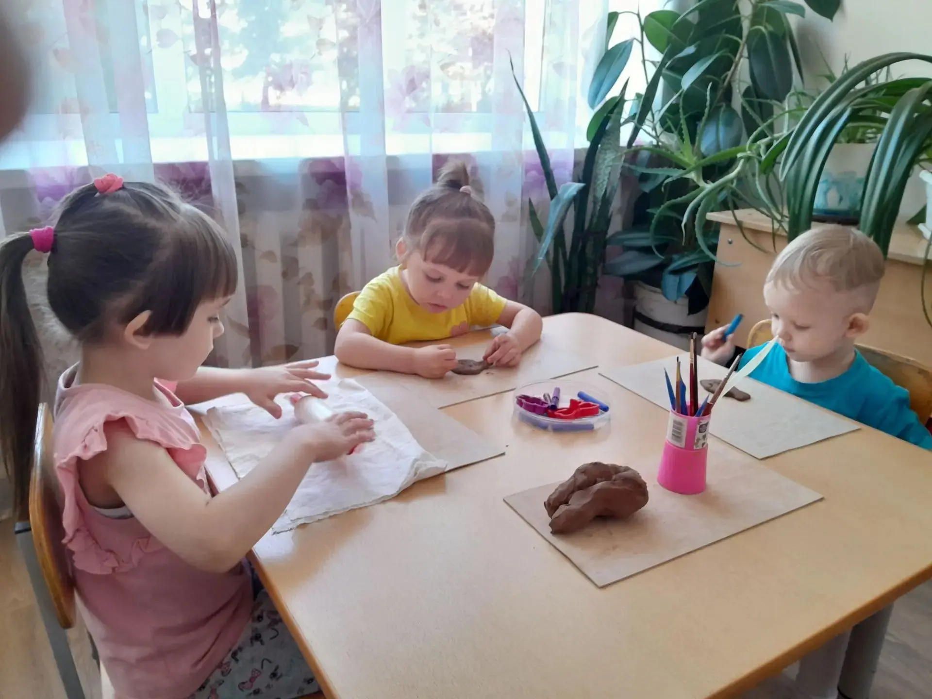 Сегодня учимся лепить из глины. Как сложно что то делать в первый раз! Но малыши наши у...
