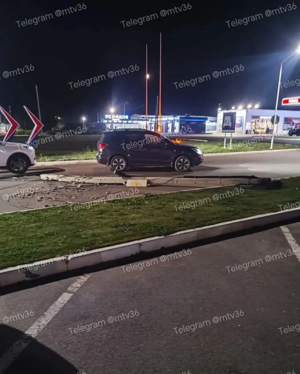 🚚 Фура снесла столб на Острогожской около «Тебойла»
