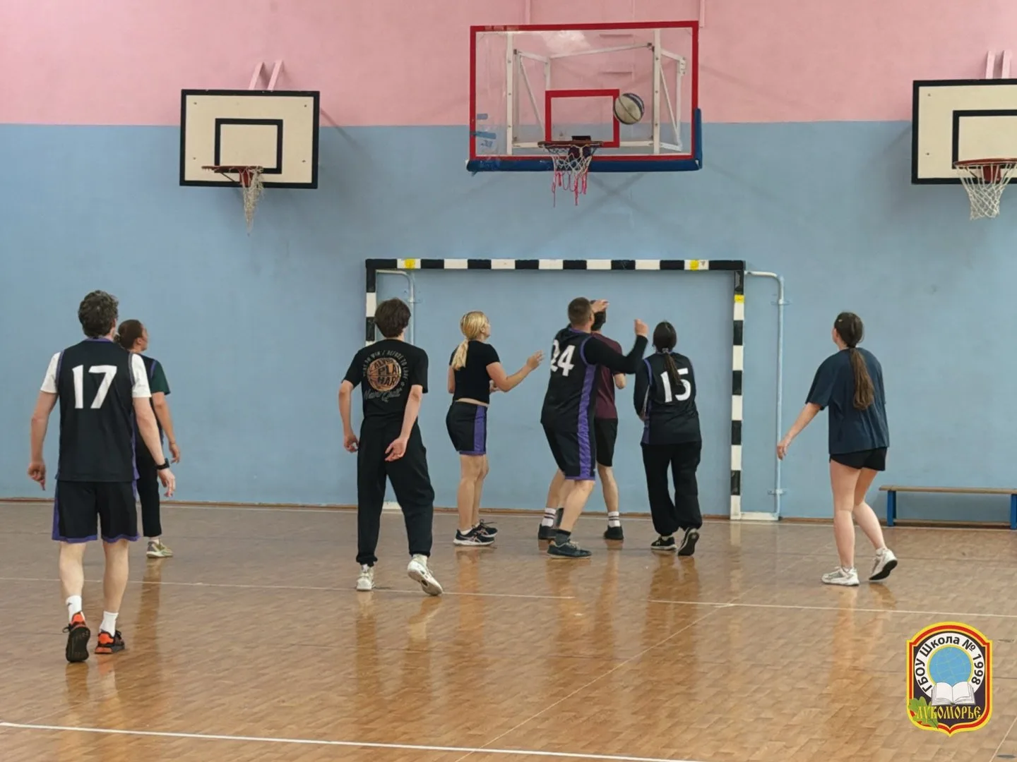 🏀 Ученики vs Учителя: баскетбольное дерби  В школе состоялся товарищеский матч по баскетболу между у