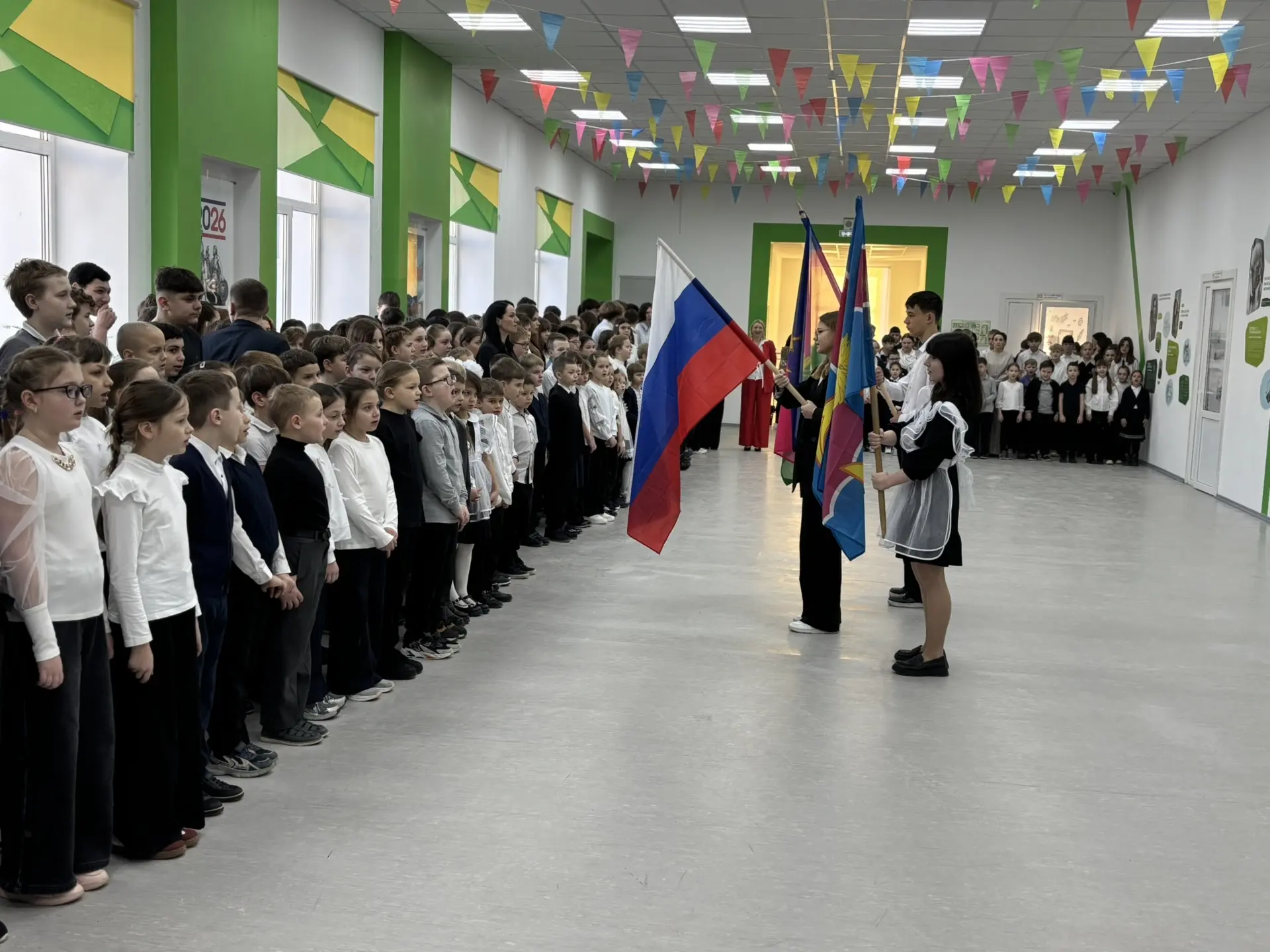 Неделя в МБОУ СОШ №3 началась с патриотизма и важных разговоров! 🇷🇺✨   Начало новой учебной недели в