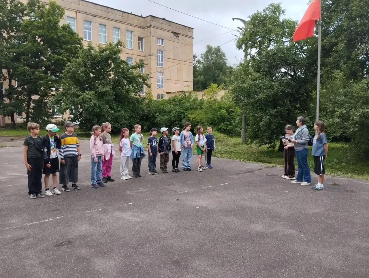 🚀 Сегодня наш лагерь «Галактика» закрыл свои двери… но сделал это волшебно!

☀️ Утро началось с реж