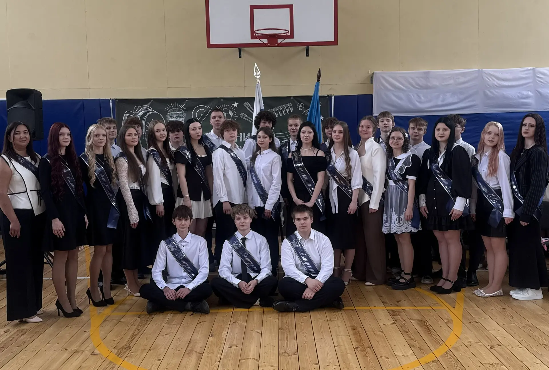 🎓 Сегодня в нашей любимой гимназии прозвенел последний звонок для выпускников девятого класса. Торже