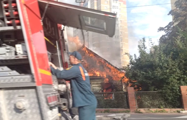 В Орле горит пустующий частный дом на ул. Горького