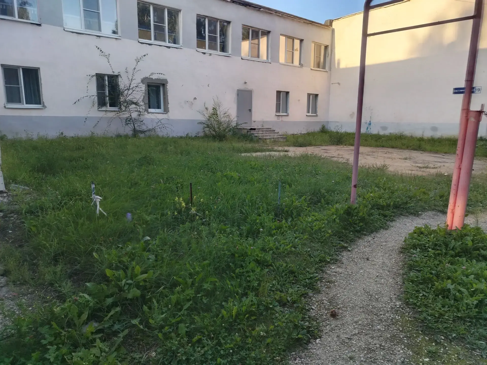 В соответствии с графиком покоса сорной растительности, продолжаются работы по окосу те...