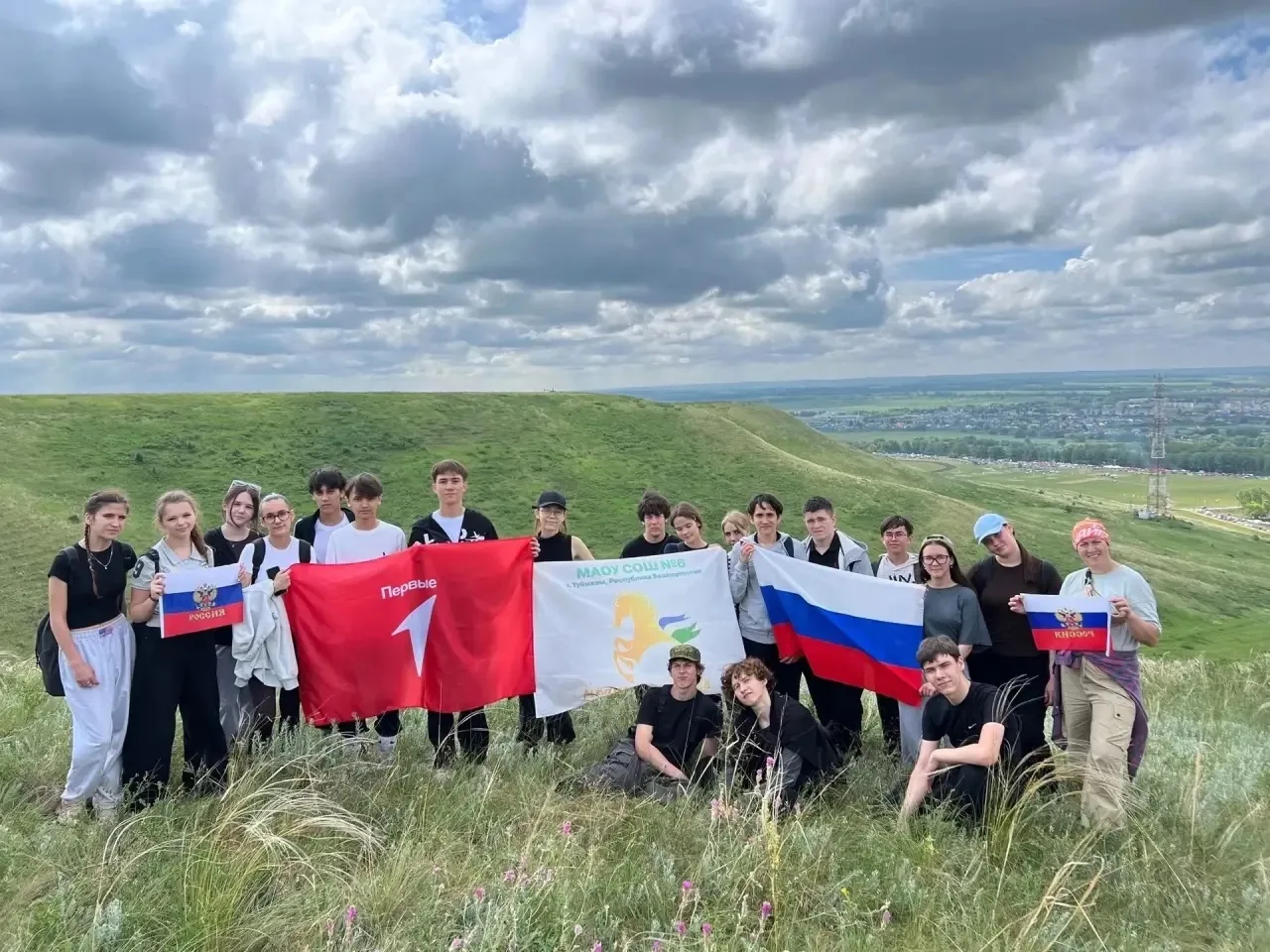 🇷🇺Активисты «Движения Первых» из первичного отделения «Мёдный всадник» городской школы N6 отметили