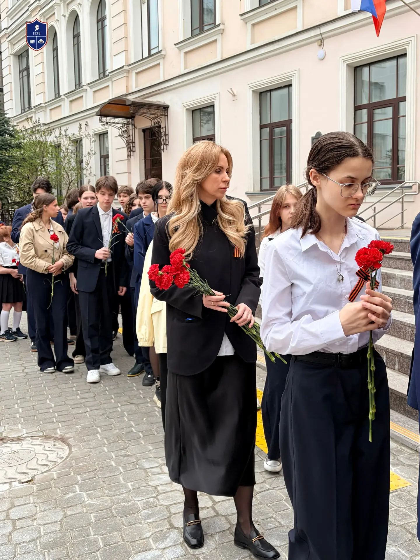 Торжественная линейка. Подвигу народа жить в веках! 🌹  Сегодня в нашей школе прошла торжественная ли