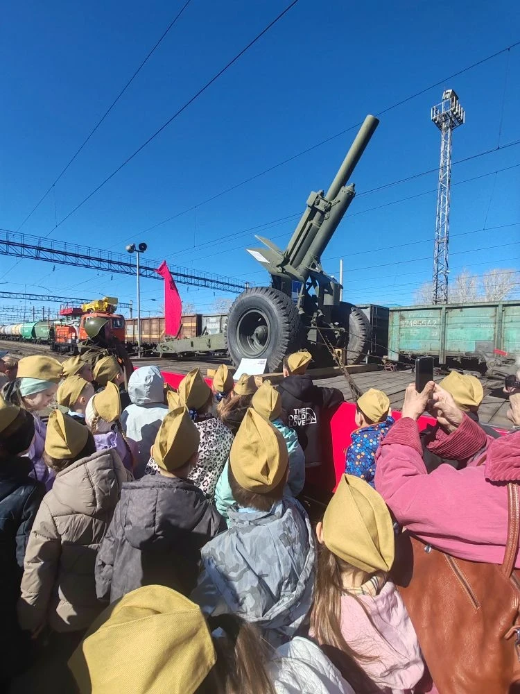Учащие 2а, 2б, 4г, 5г, 10а классы нашей школы встретили праздничный состав КрасЖД в городе Назарово 