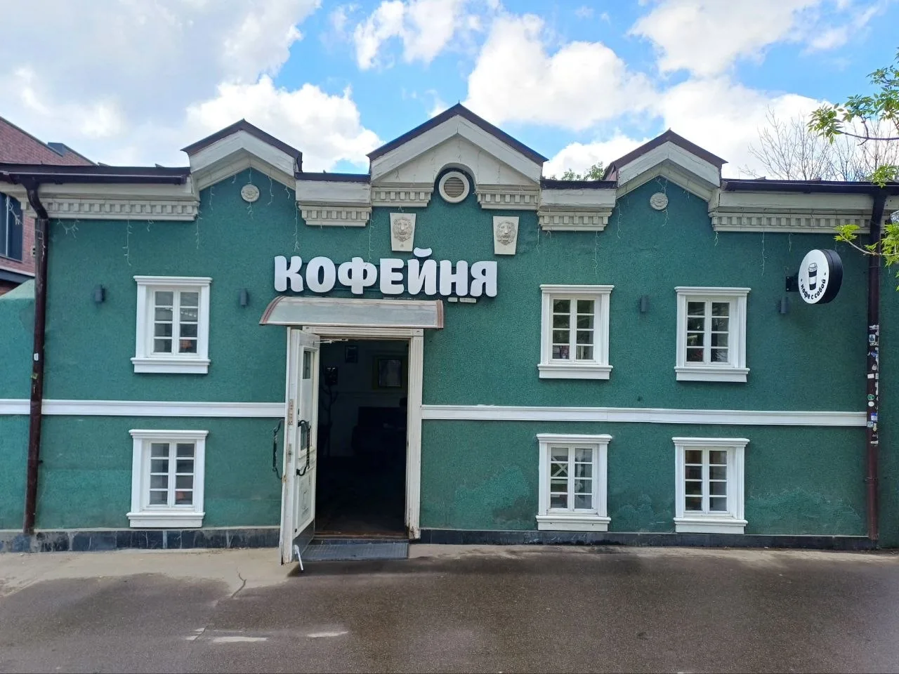 Во дворах Соколиной горы стоит крошечный двухэтажный кукольный домик. Когда-то это здан...