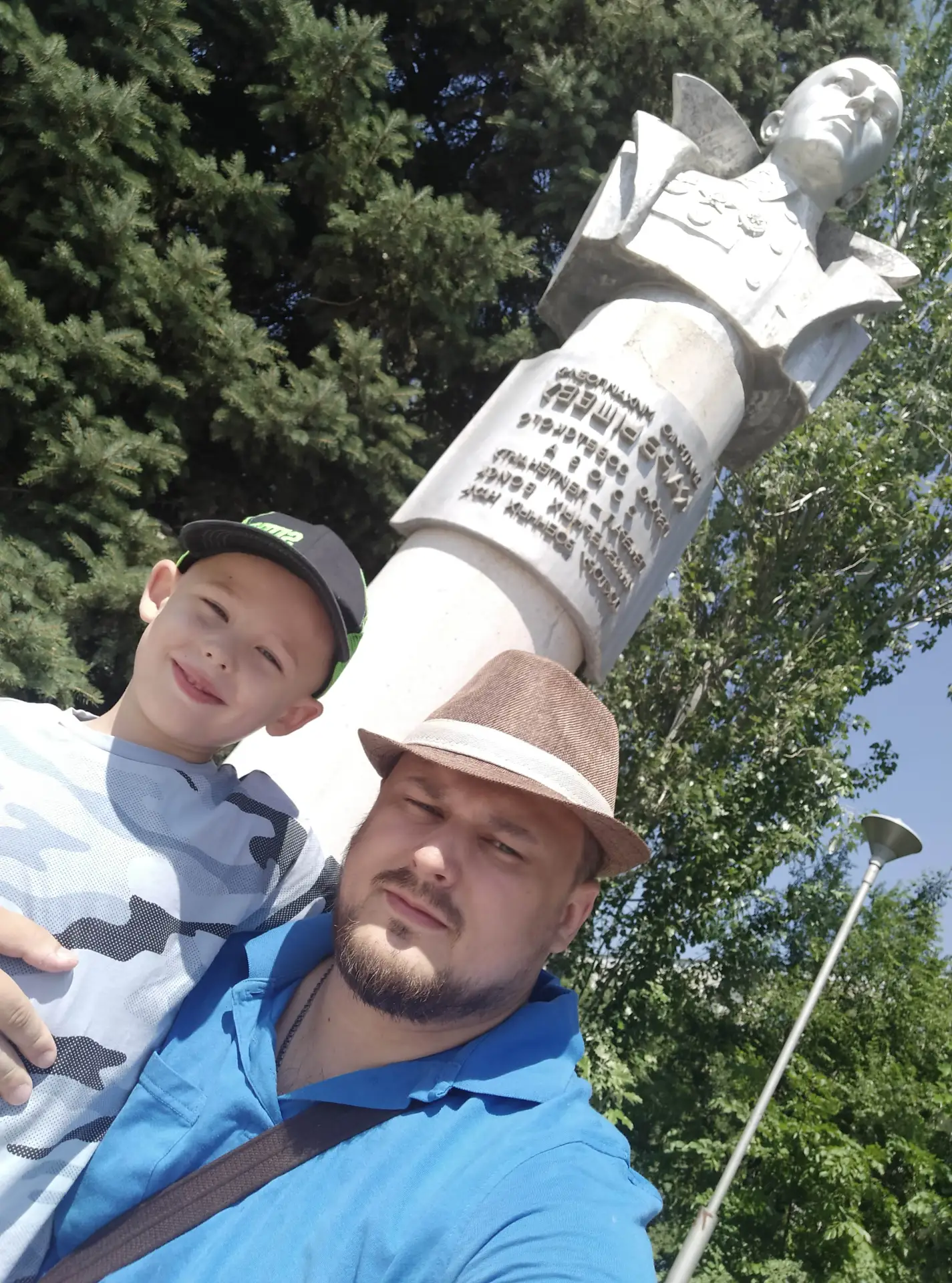 #бурчалки
День России.

Спрашивают меня: «Какая она сегодня?» А я откуда знаю? Я вчера из очереди. З