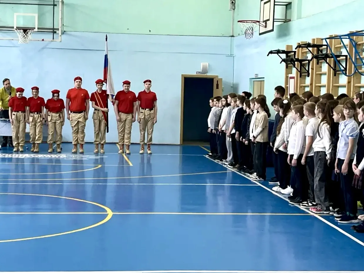 Новая учебная неделя 🚀  Новая учебная неделя у наших ребят традиционно началась с церемонии поднятия