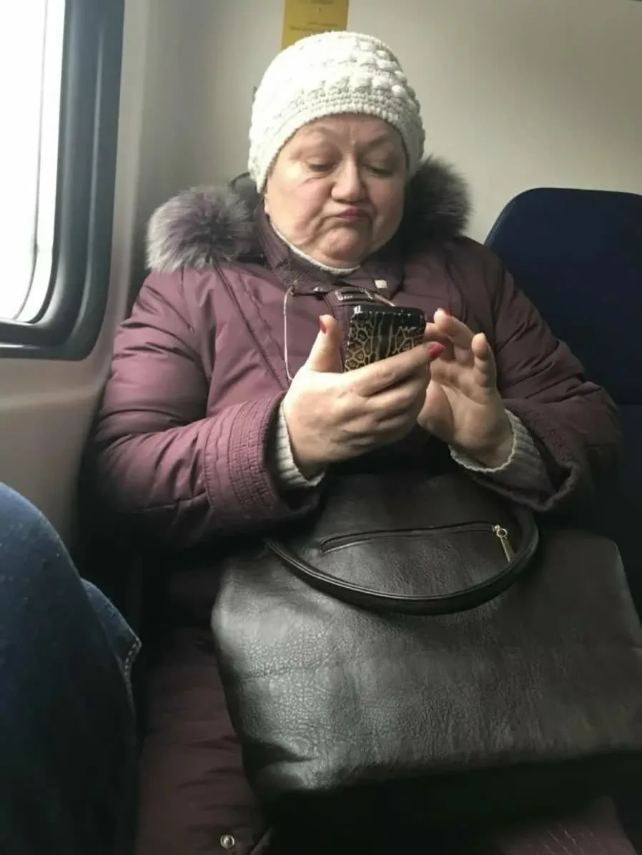 - Әллеү, тим, әхирәт, хәлең нисек? Ә-ә-ә, ярай шул. Эйе шул. Эйе, эйе. Аһ-аһ! Улай икән...
