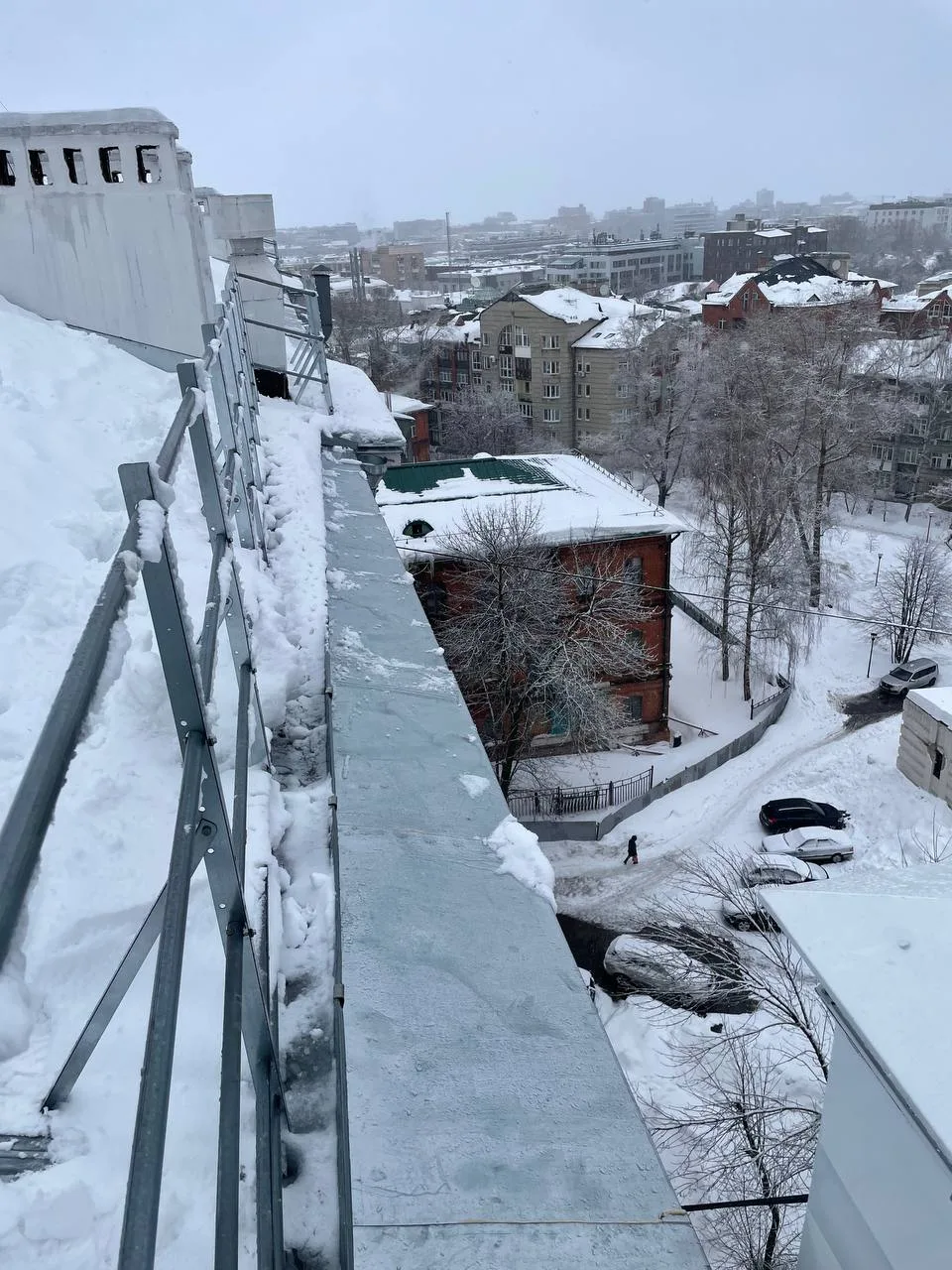 Ежедневно на крышах ведутся работы по очистке снега, наледи и сосулек. ❄ Просим отнестись с понимани