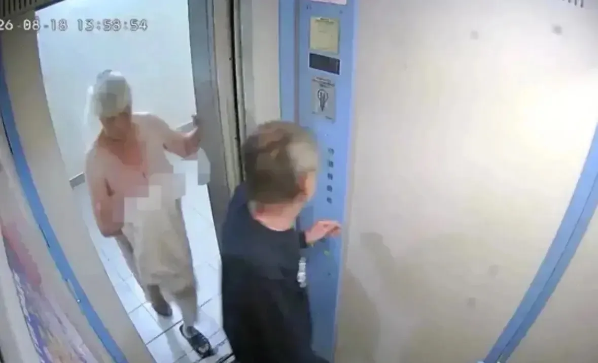 В Тюмени на Лесобазе женщина ходит по дому и двору без одежды.