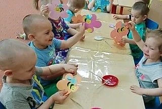 На этой неделе дети группы  "Совята" отправилась в увлекательное путешествие по миру насекомых. В ра