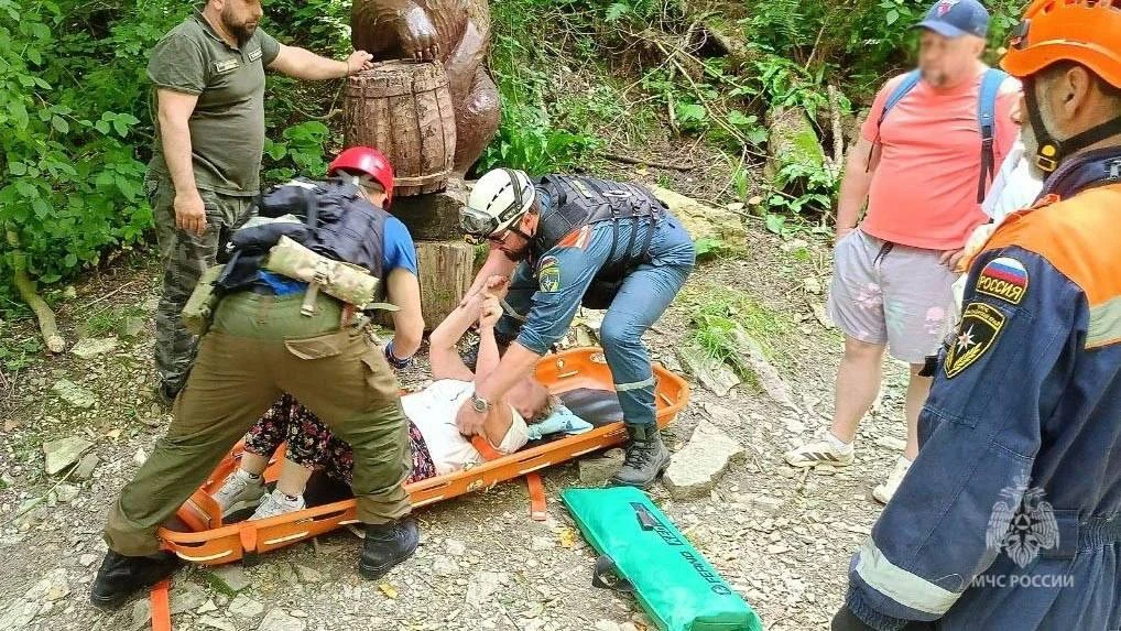 🏔️🆘 Неудачное падение: в Сочи спасатели эвакуировали туристку из труднодоступного ущелья.
Прогулка