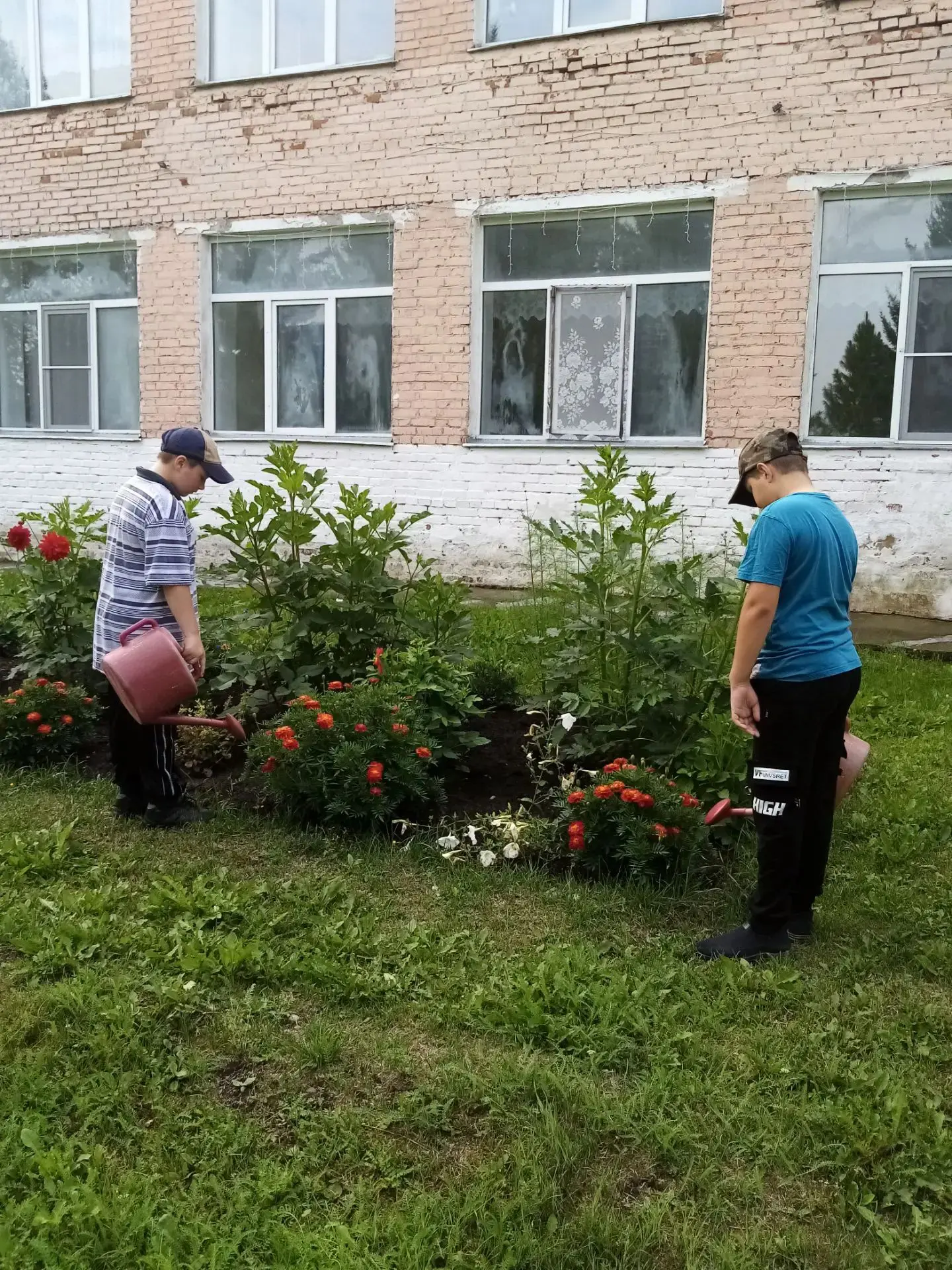 В нашей школе, несмотря на летние каникулы, кипит жизнь. С 29 июня началась летняя практика. А сегод