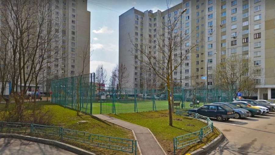 Ночные игры в футбол на дворовой спортплощадке не дают спать — управа советует вызывать полицию, но 
