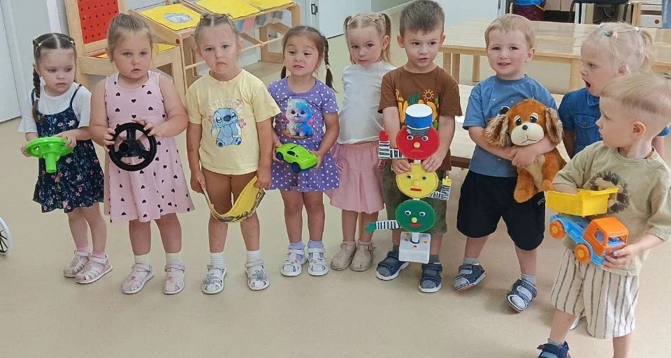 ПДД для самых маленьких: учимся играя.

В этом возрасте мы не требуем от детей заучивания сложных зн