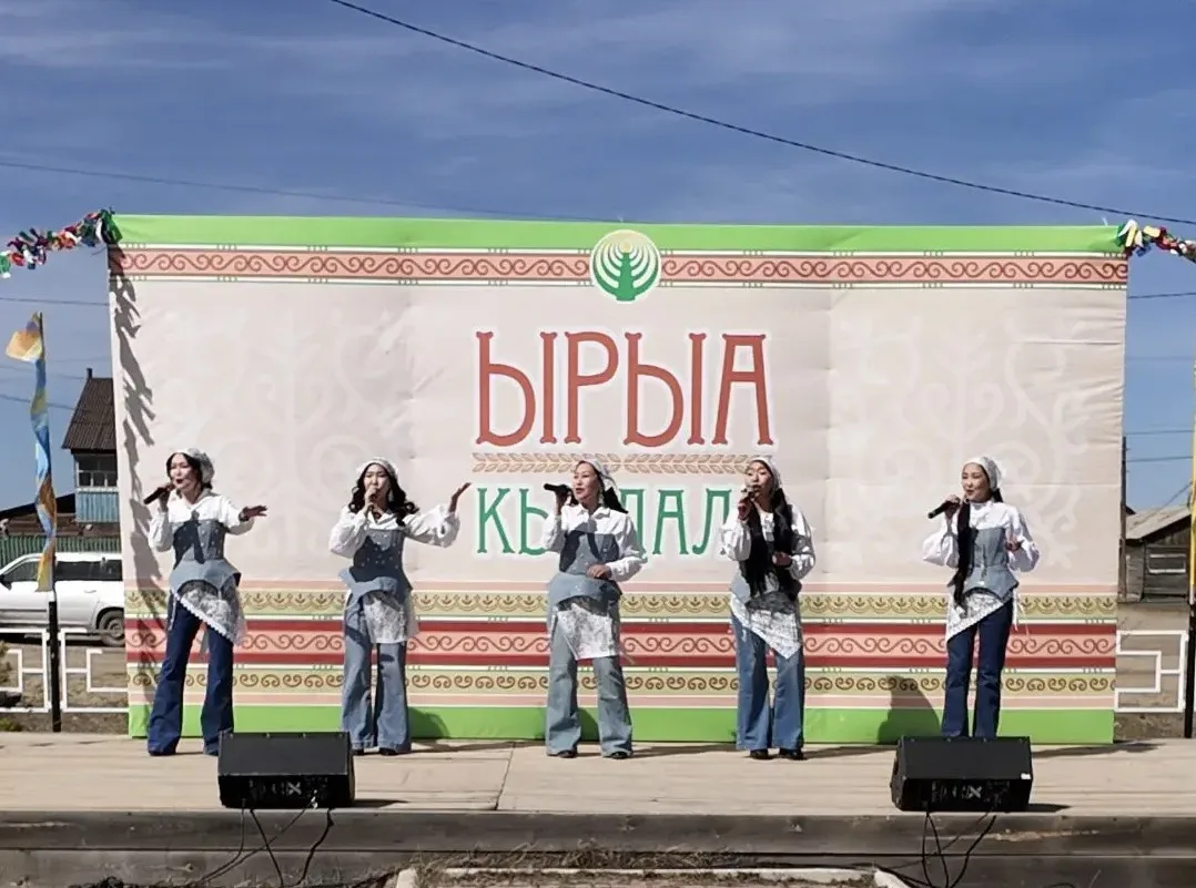 САХА ӨРӨСПҮҮБҮЛҮКЭТИГЭР ЫРЫА КҮНҮН КӨРСӨ  Ыам ыйын 21 күнүгэр ырыа күнүн көрсө, үгэс буолбут «Ырыа ы