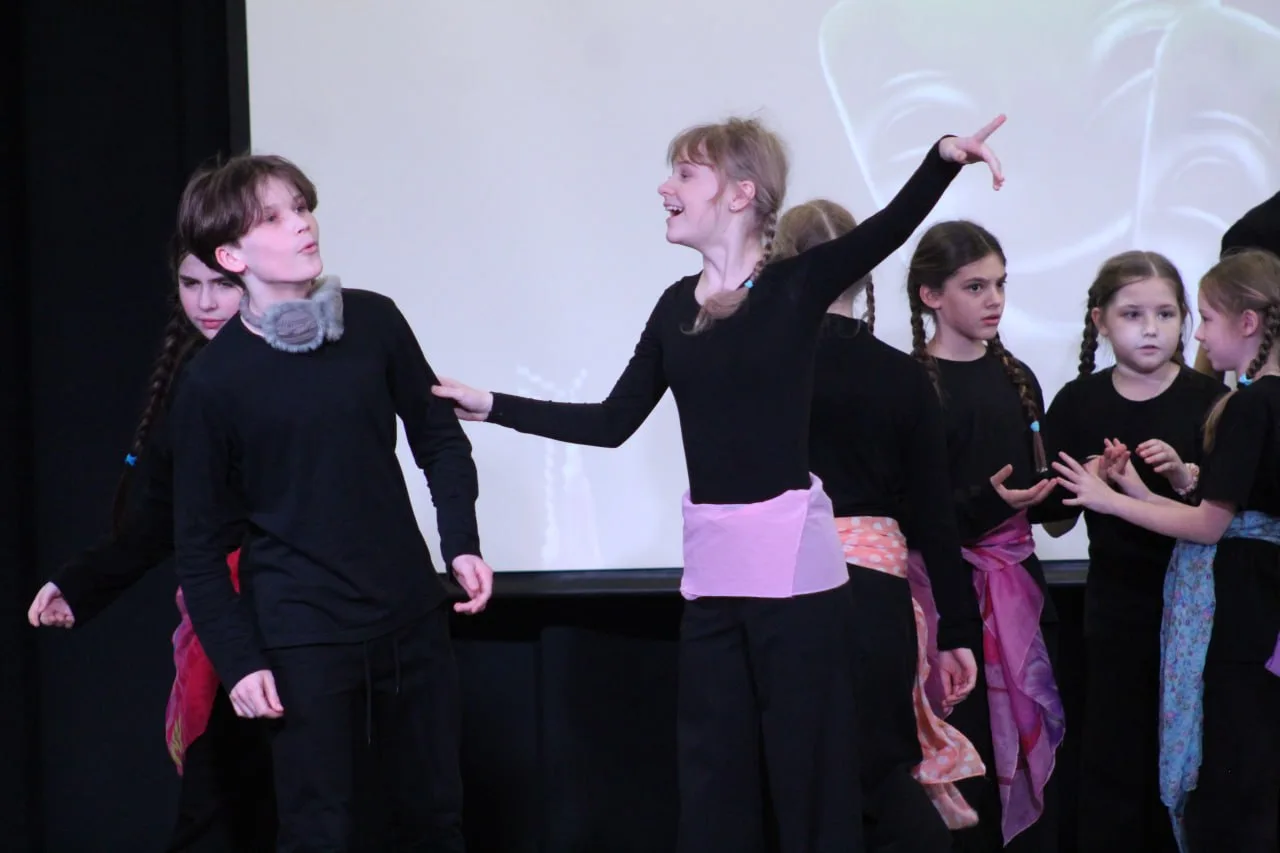 День театра в школе  🎭Театр — это не просто искусство, а важная часть воспитания. Он учит детей пони