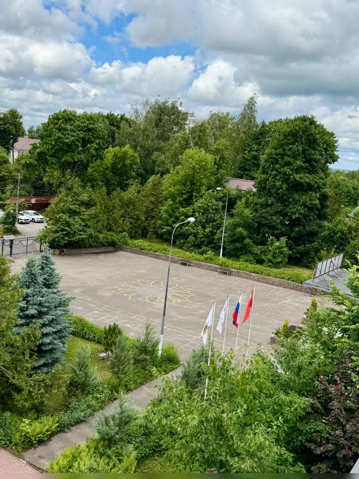Двор Гимназии с высоты птичьего полета 🤍. 
Красиво! Много зелени, цветов и деревьев 🌻🌻🌻☺️

#гимн
