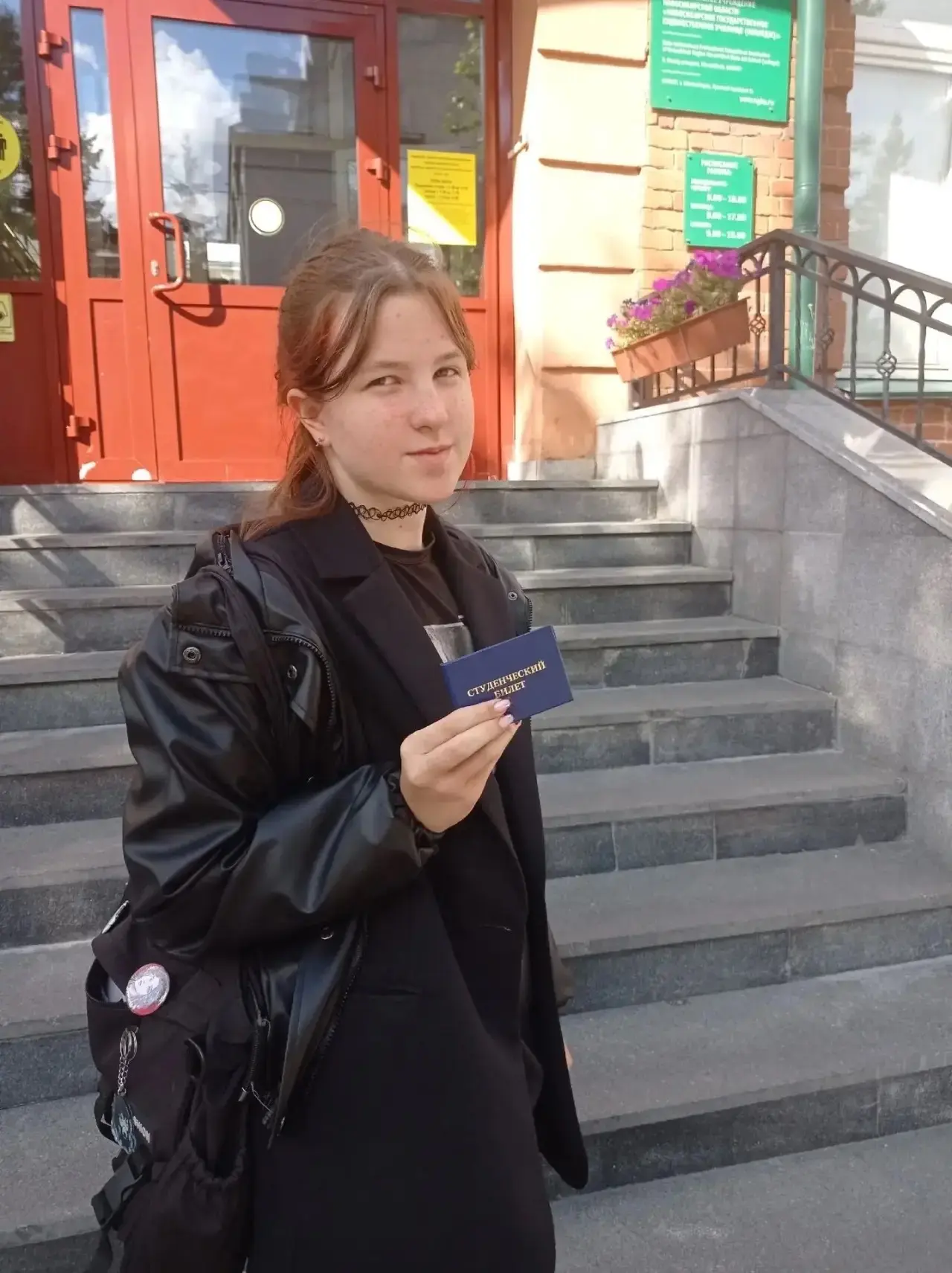 Выпускница  детской художественной школы N 10 Долженко София поступила в Новосибирский ...