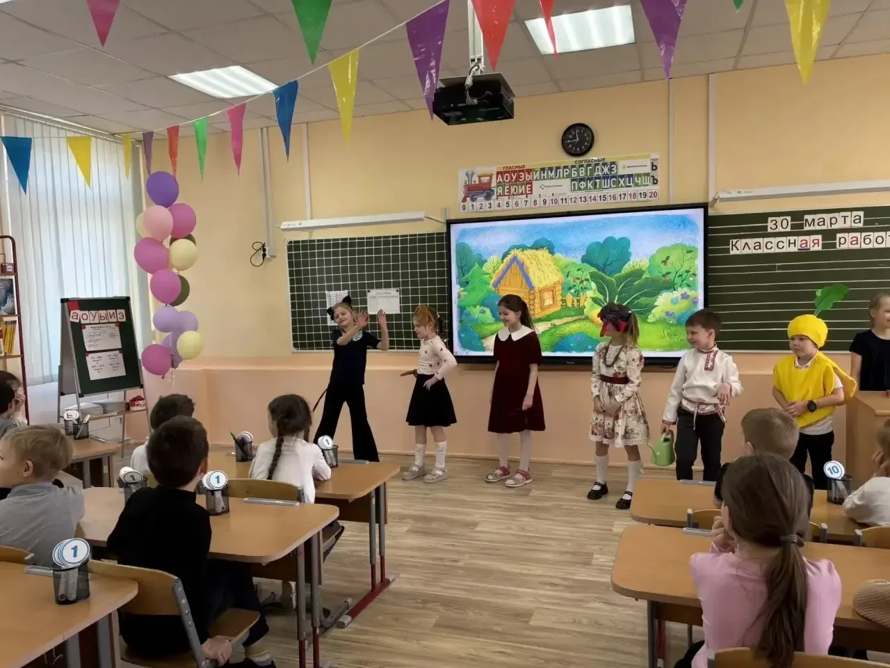 📍На днях ученики 1Б класса были в гостях у ребят из 1А. И не просто в гостях, а на премьере спектакл