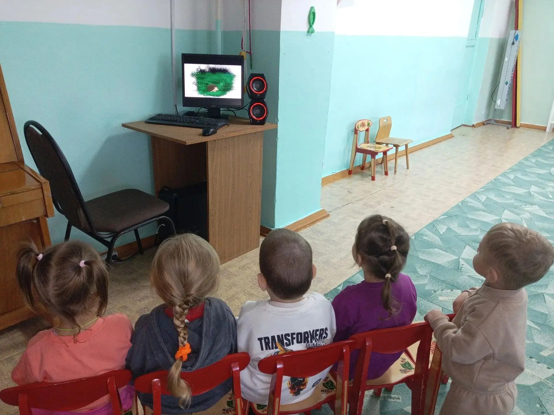 Скачет Лошадка, и ржет: "И-го-го!"