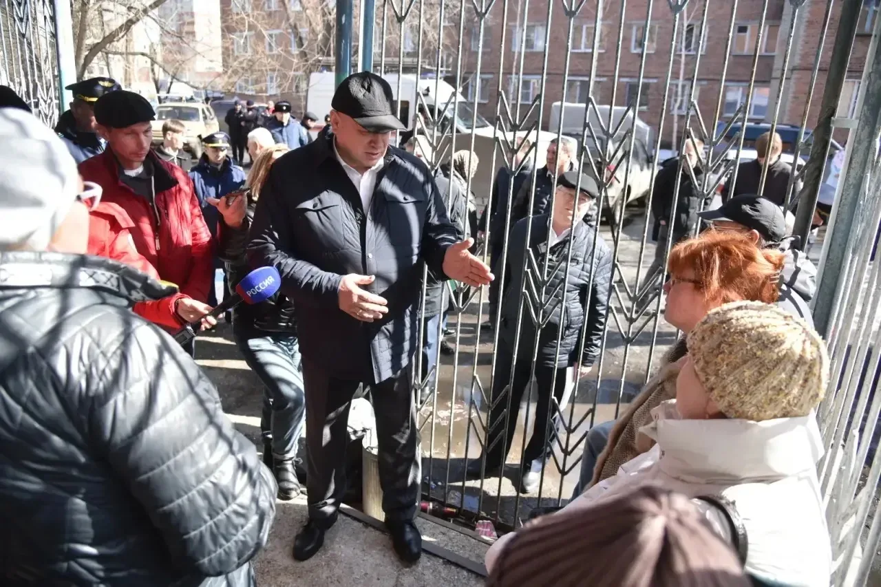 Мэр Омска Сергей Шелест вновь встретился с жителями дома на Королёва, 4а